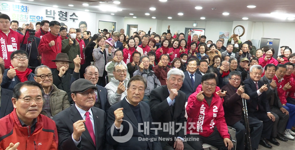 ▲선거사무소 개소식에 참석한 수많은 군민과 함께 하는 박형수 후보(사진=김도형기자)